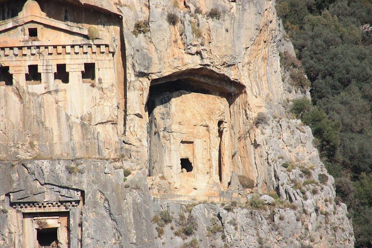 Dalyan e le tombe rupestri