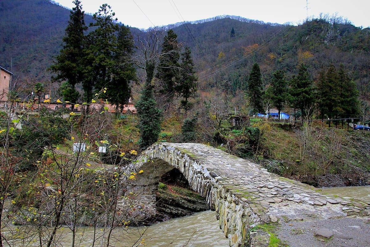 Ponte e cascata di Makhuntseti
