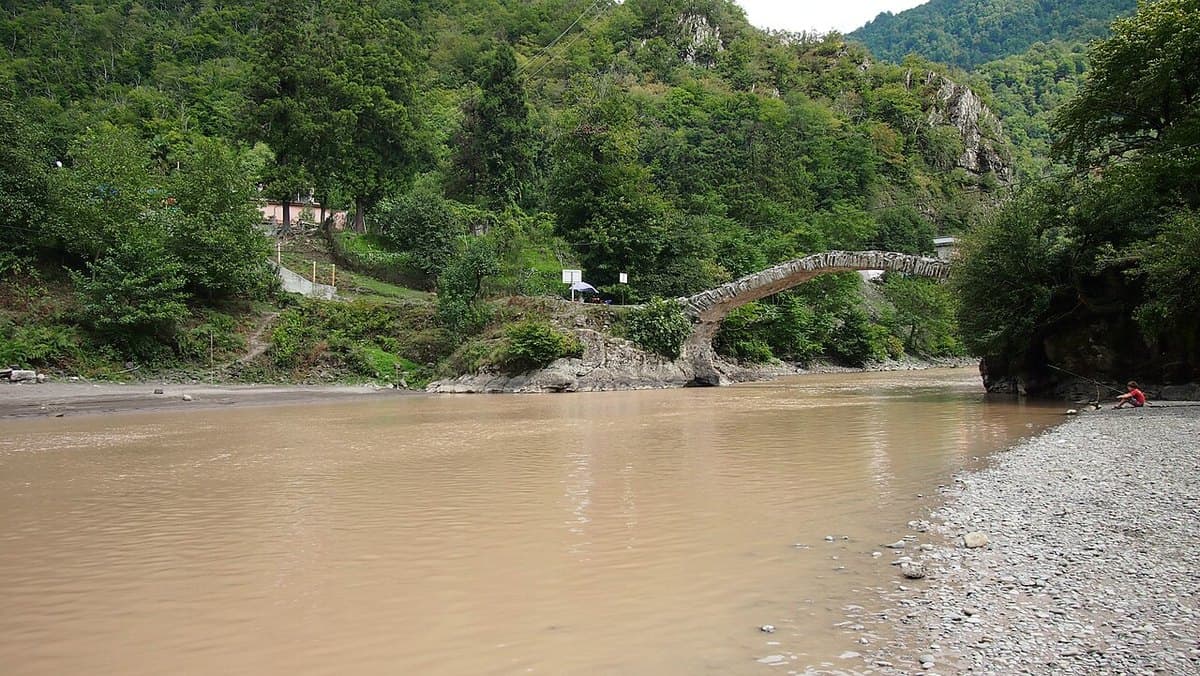 Ponte e cascata di Makhuntseti — foto 2