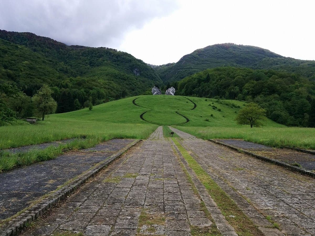 Spomenik di Tjentište — foto 2